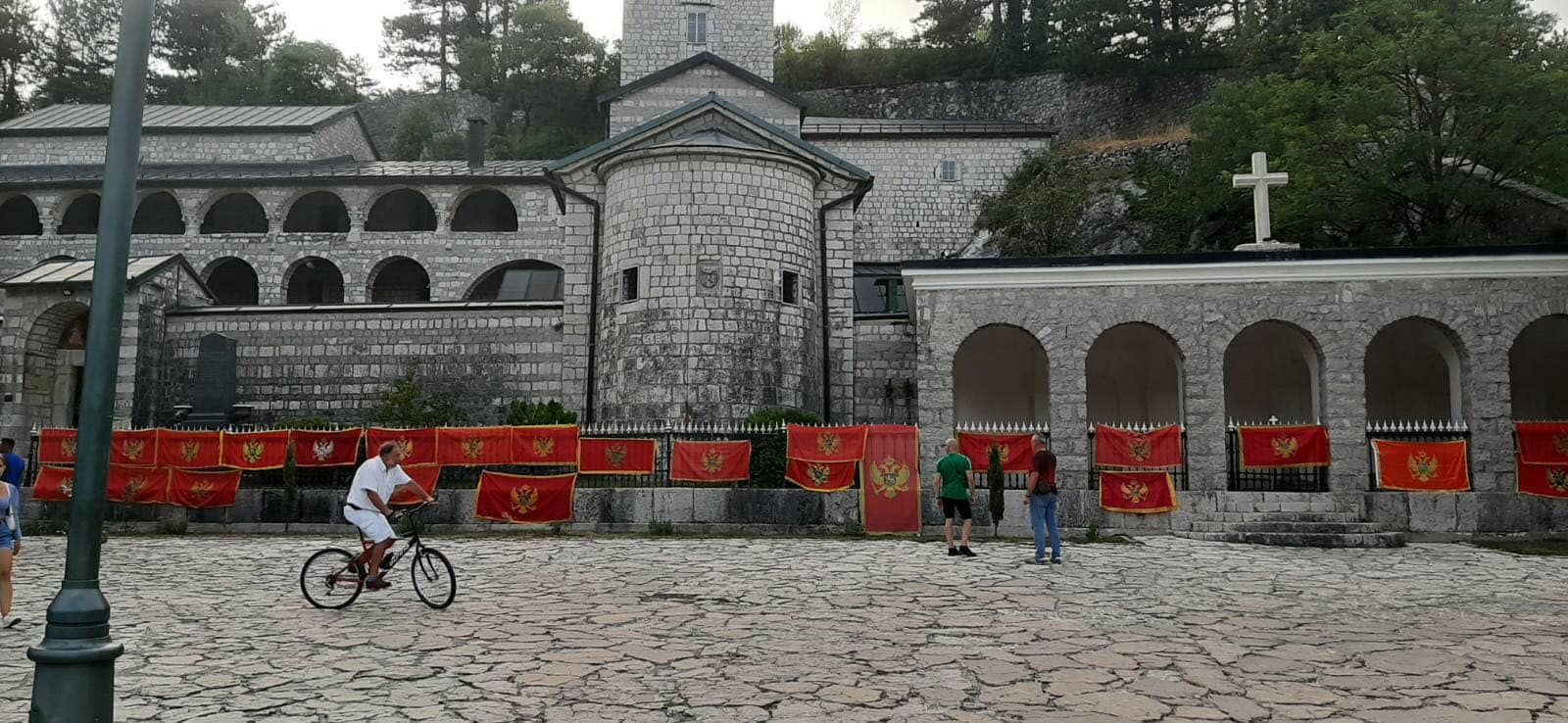 Sve veći broj zastava na ogradi Cetinjskog manastira