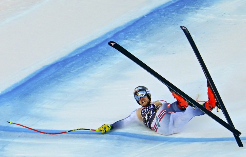Jeziv pad norveškog skijaša, izgubio kontrolu i zakucao se u ogradu