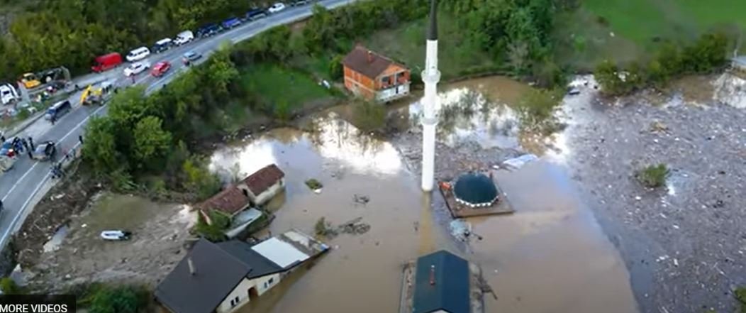 Spasioci u Jablanici spasili malo dijete. "Bilo je ispod ploče teške dvije tone"