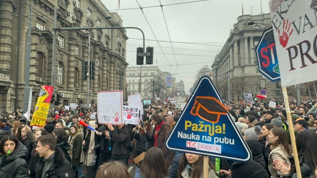 Generalni štrajk u Srbiji – protestne šetnje đaka i studenata, podrška velikog broja građana