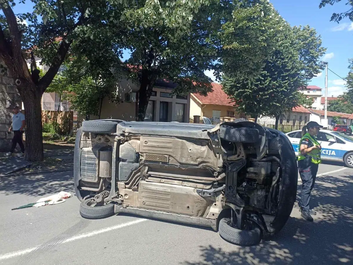 Nikšić: Prevrnulo se vozilo, lakše povrijeđena mlađa ženska osoba