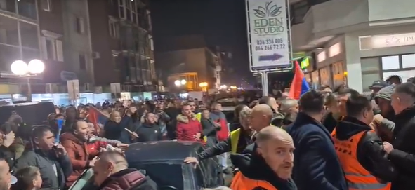 Sukob demonstranata i pristalica SNS u Kraljevu, prostorije naprednjaka zasute jajima