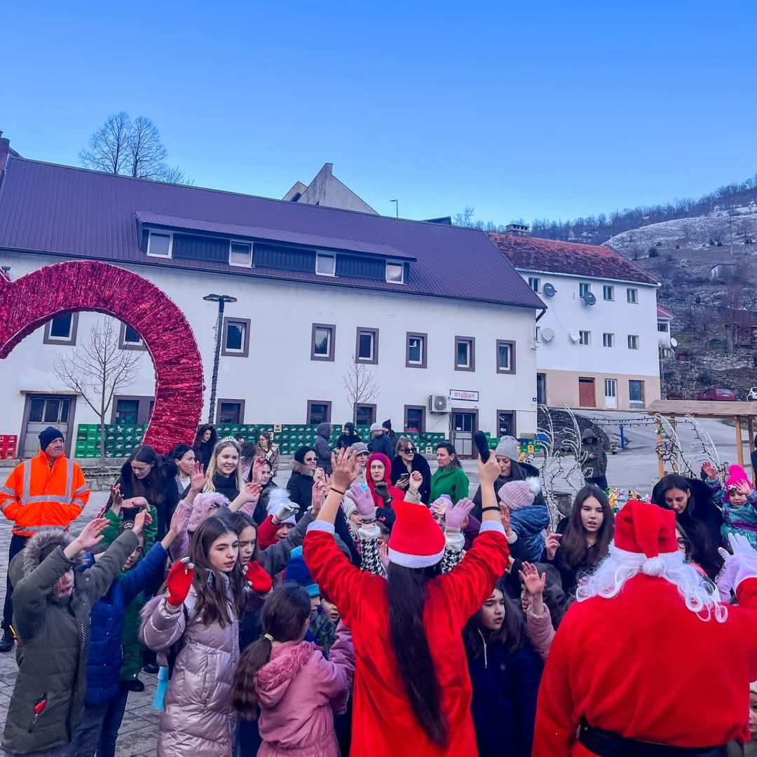 Šavnik: Novogodišnji bazar pun zabave uz radost najmlađih i ukus tradicije