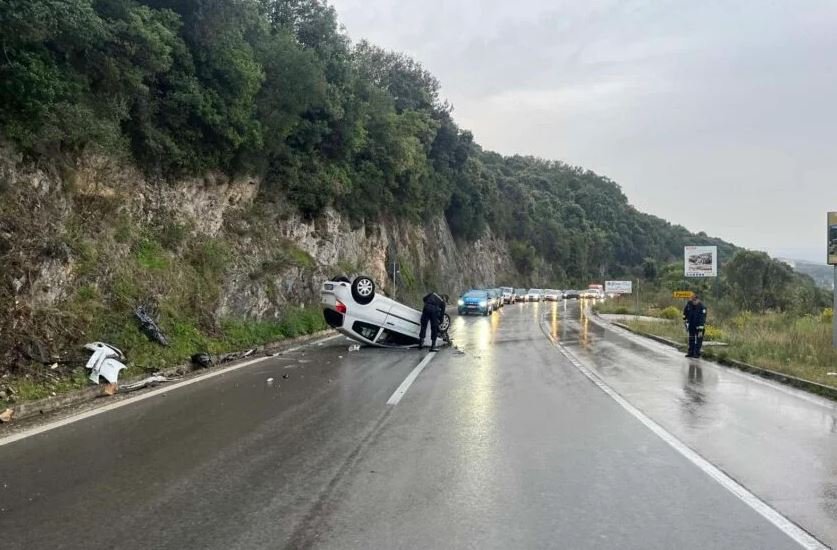 Na putu Bar - Ulcinj automobil se prevrnuo na krov, povrijeđena djevojka