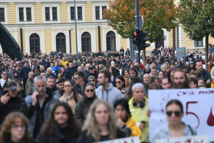 U toku protest „Ovo je kap koja je prelila čašu“ zbog urušavanja nadstrešnice Željezničke stanice u Novom Sadu