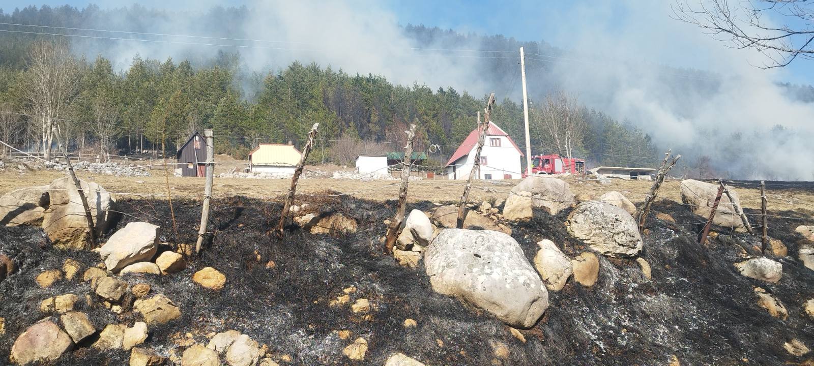 Žabljak: Veliki požar u selu Međužvalje prijeti kućama i širi se prema kanjonu Tare; Pogledajte snimke