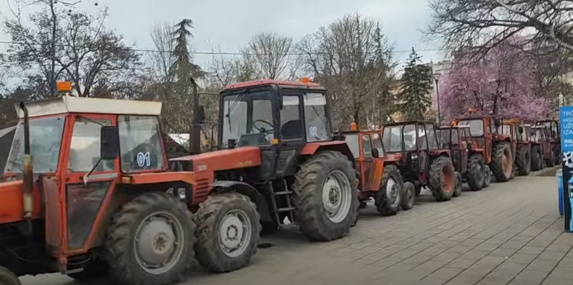 Traktori oko Pionirskog parka u Beogradu