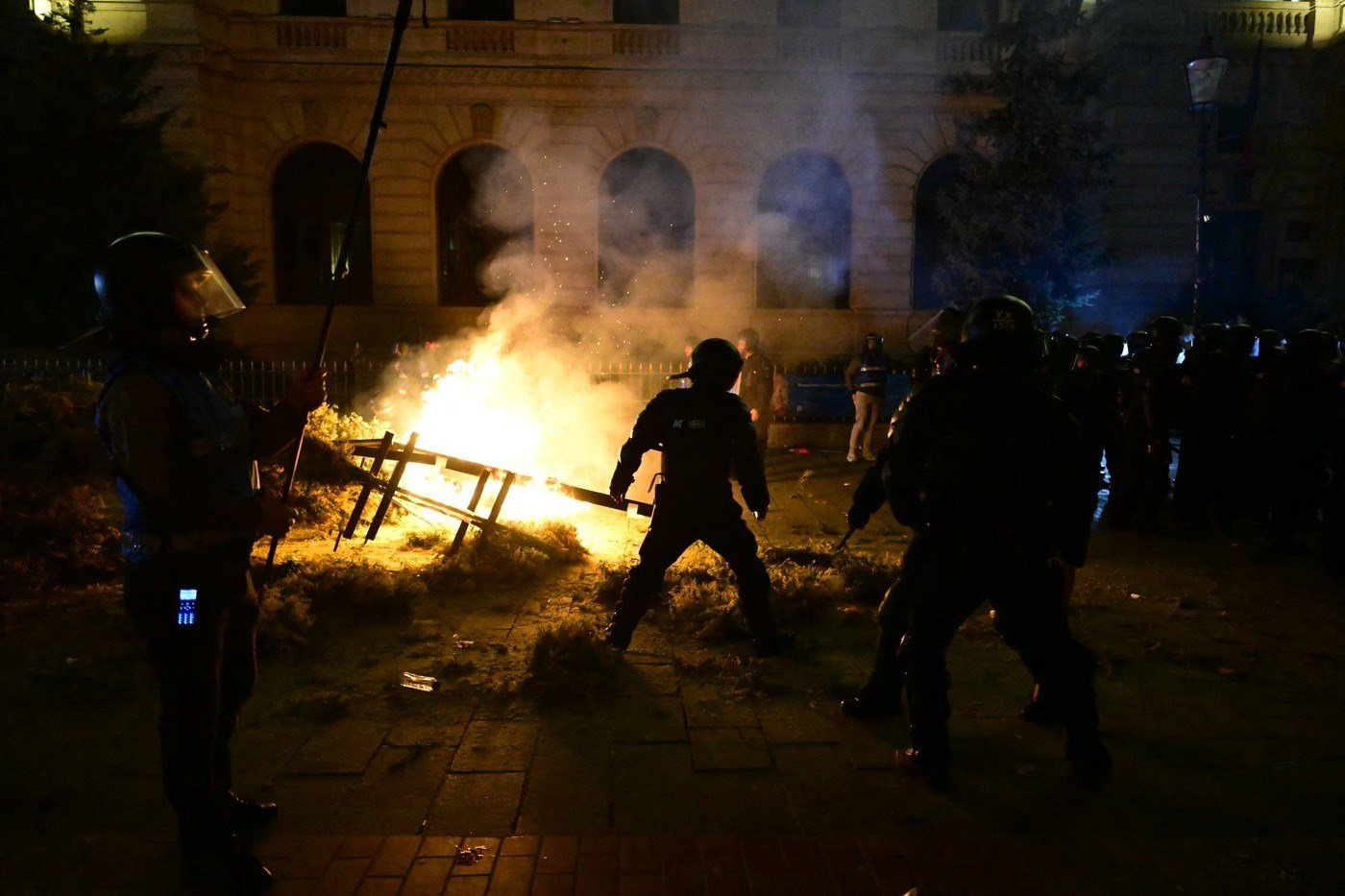 (FOTO/ VIDEO) Bukurešt gori; Đorđesku: Ako demokratija u Rumuniji padne, pašće cijeli demokratski svijet!