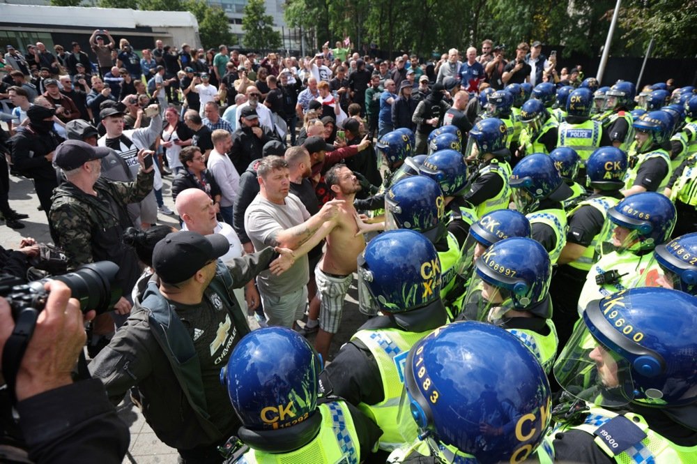 Vlada Velike Britanije podržala policiju u borbi protiv nasilnih desničarskih protesta