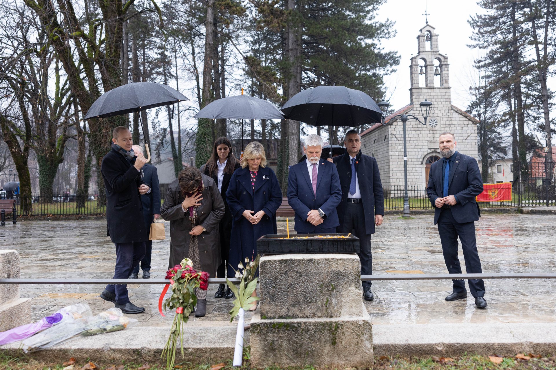 Pavel na Cetinju zapalio svijeću u pomen žrtvama tragedije, posjetio i FCJK