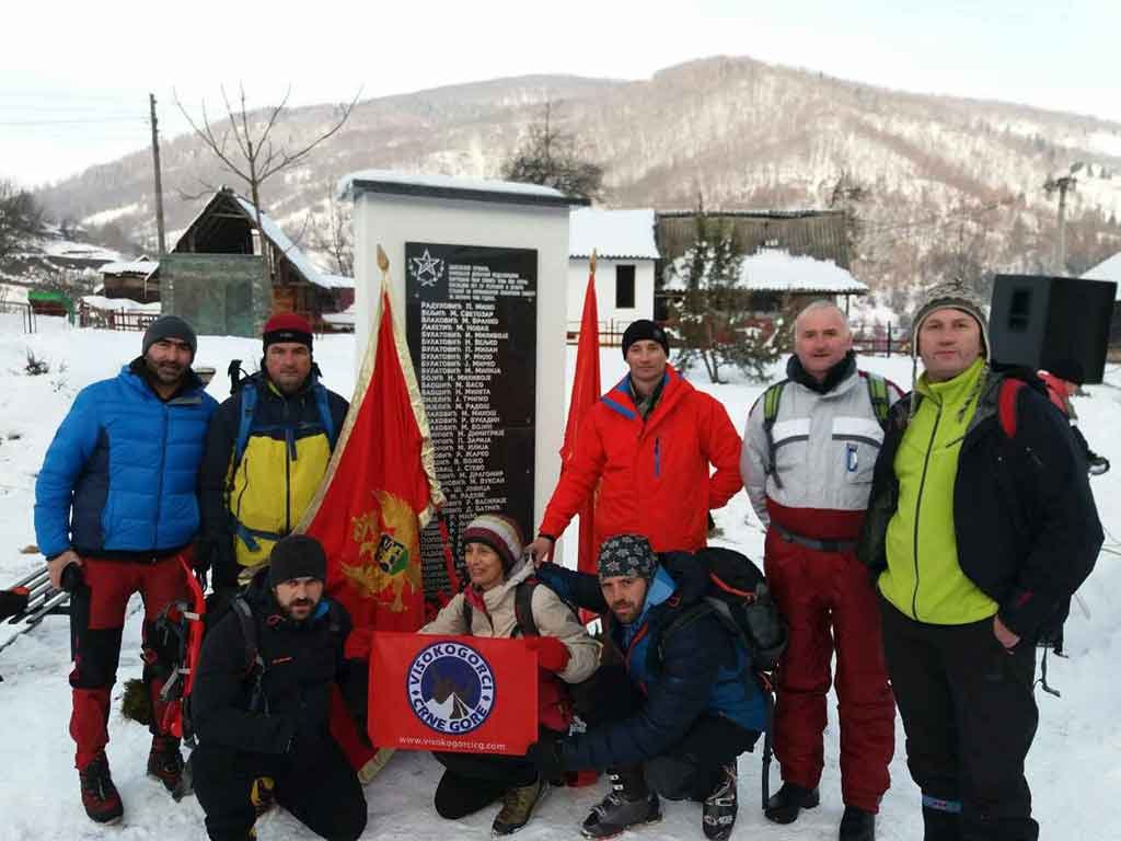  U beranskome području Đurišićevi četnici su prvi put napali crnogorske partizane u noći 23/24. januara 1942. u Gornjim selima: protiv višestruko brojnijih četnika u borbi gine 15 partizana, a 27 njih, među kojima i ranjenici, koji su se predali na „kumosku tvrdu riječ”, četnici pobili istoga dana u Lubnicama – na slici spomenik strijeljanim partizanima u Lubnicama (foto: ipamontenegro.me)