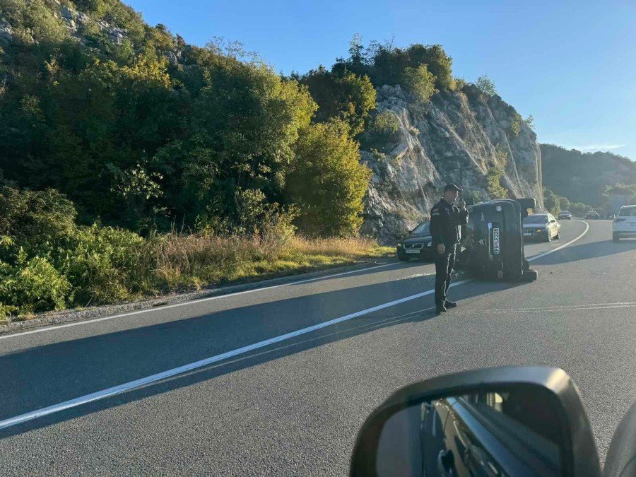 Saobraćajna nezgoda na putu Podgorica - Cetinje, povrijeđena jedna osoba