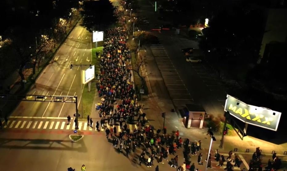 Pogledajte snimak dronom večerašnje protestne šetnje