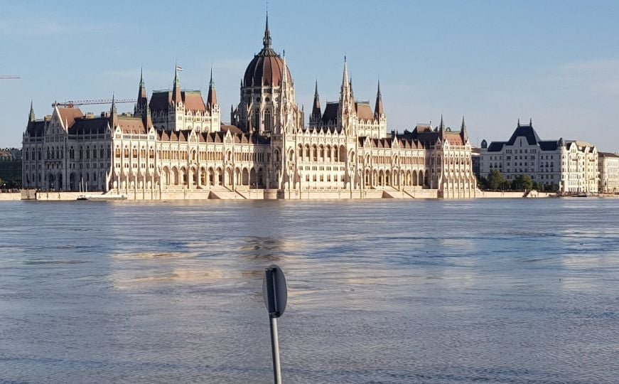 Budimpešta u odbrani od poplava, grad čeka kritičnu noć