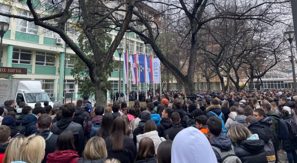 Studenti Fakulteta tehničkih nauka u Novom Sadu počeli blokadu, stavili katanac na glavni ulaz