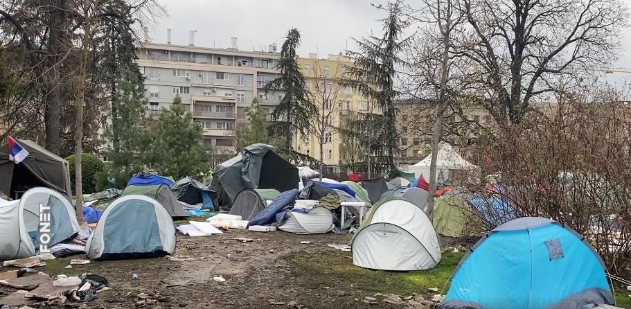 Objavljen snimak: Iseljen Pionirski park - smeće razbacano, trava ugažena