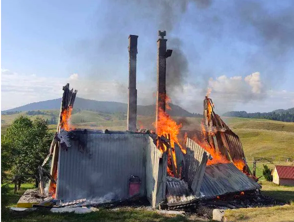 Pljevlja: Uprkos naporima vatrogasaca porodična kuća izgorjela do temelja