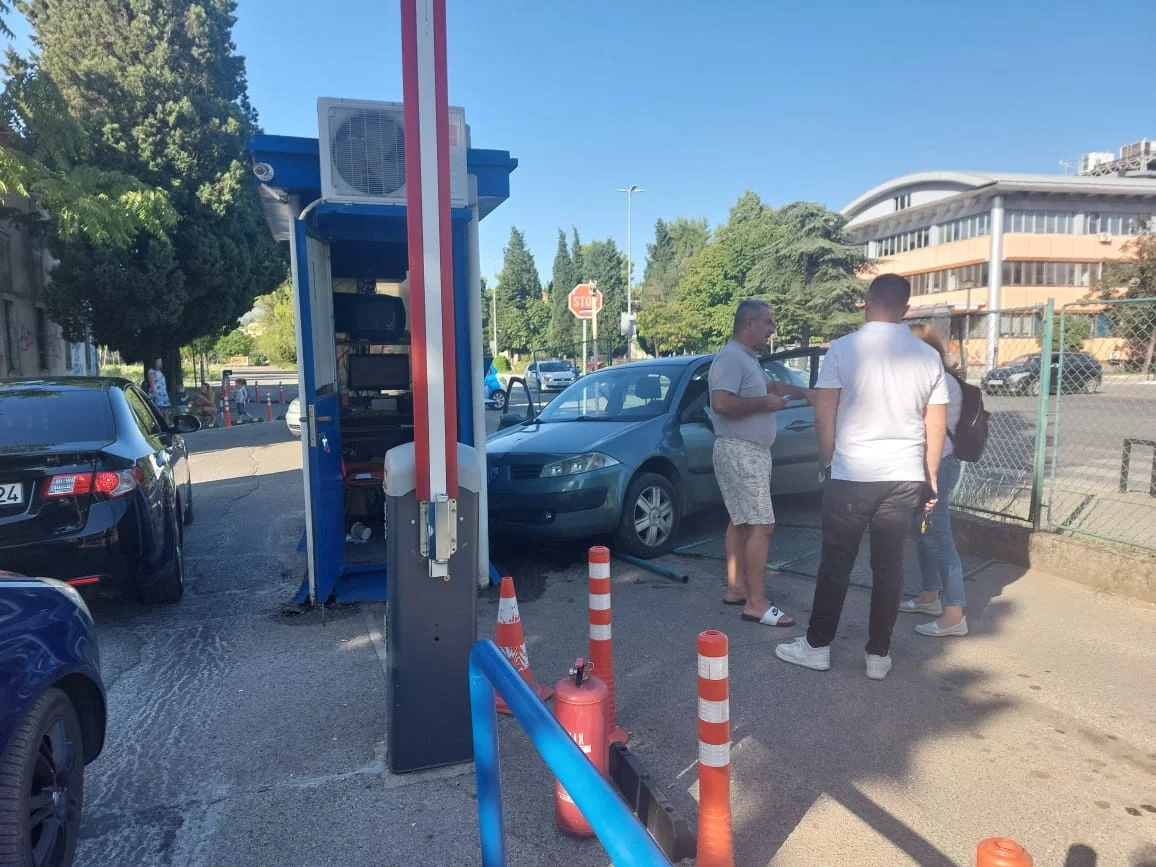 Podgorica: Autom naletio na naplatnu rampu, blokiran izlaz sa parkinga