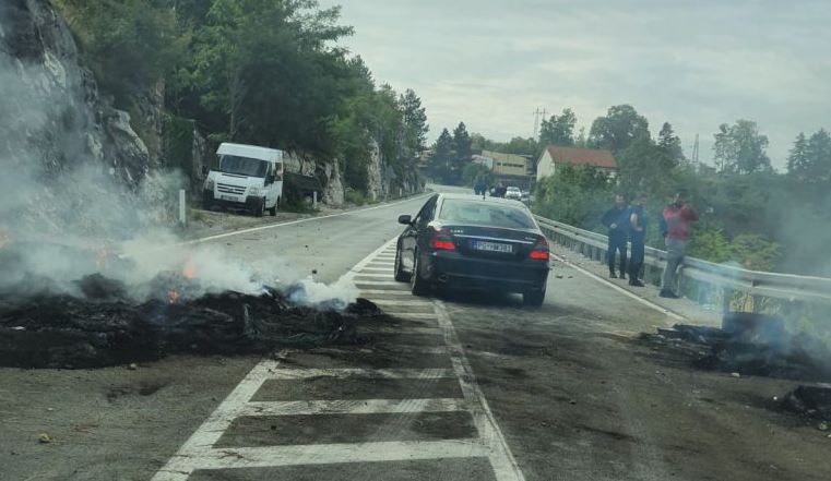 Ti popa porukom mira, pop tebe suzavcem