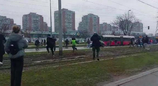 Djevojka, koja je kolima uletjela među građane i udarila studentkinju, osumnjičena za teško ubistvo u pokušaju