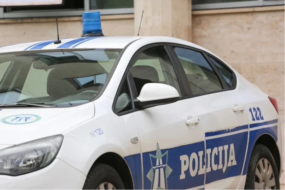 Detalji pretresa u zgradi u Podgorici: Pronađeno oružje na ime Petra Lazovića, municija, nišani, mobilni…