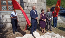 Položen vijenac na spomen ploču na Čevu