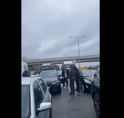 Opozicioni poslanici blokirali autoput Novi Sad – Beograd pa krenuli ka Futoškoj pijaci