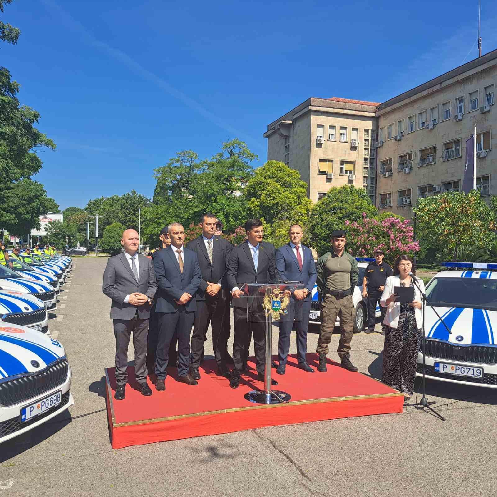 FOTO Zvanično predstavljena vozila policije sa natpisom na ćirilici, Šaranović najavio još ulaganja i poručio - nema mjesta kriminalcima među policajcima!