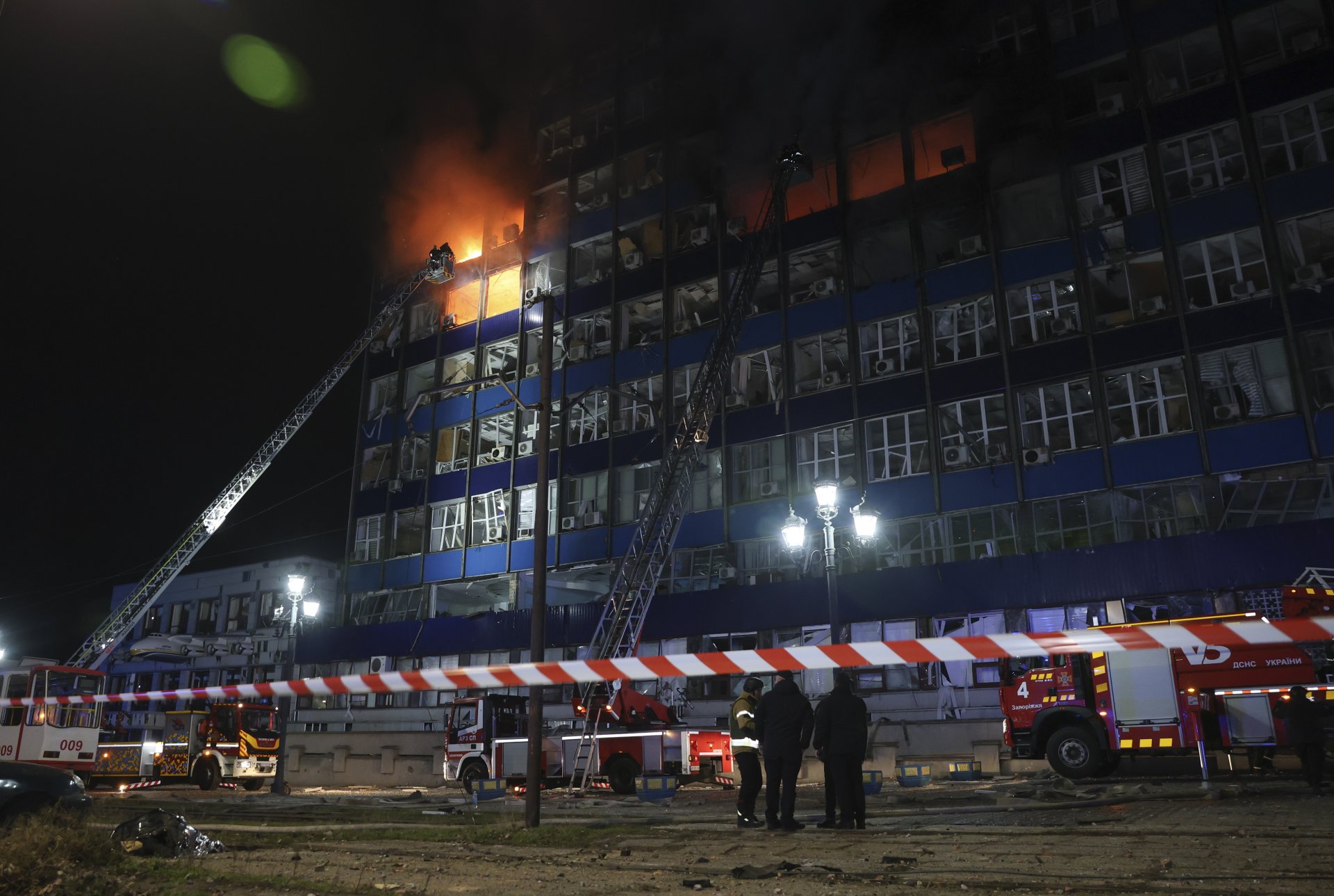 Prve slike i snimci ogromnog napada na Ukrajinu: Raketa napravila krater u Lavovu, Poljska digla avione