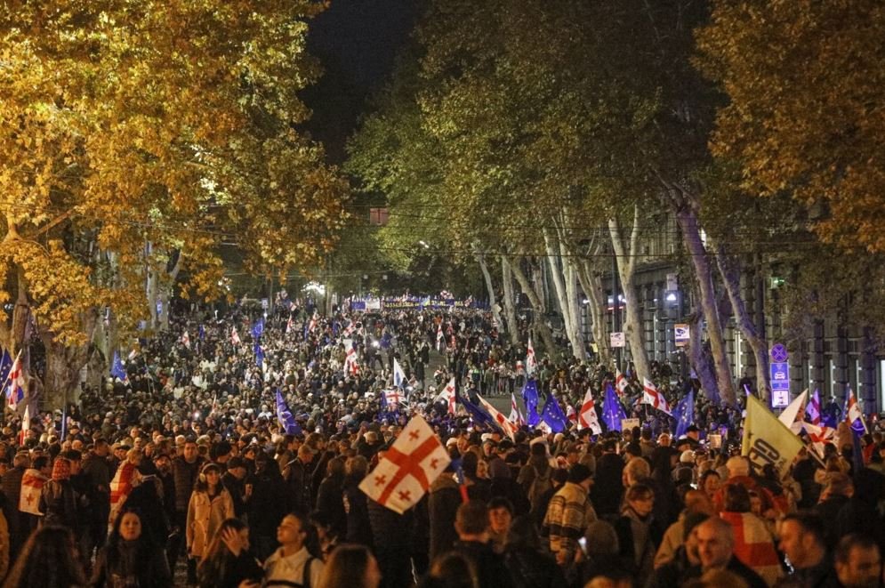 Pogledajte snimke: Nikad masovniji protest u Gruziji pred "referendum" između Evrope i Rusije