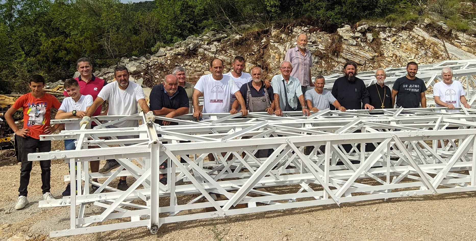 FOTO Crkva Srbije postavila skalameriju od 30 metara iznad Bijele