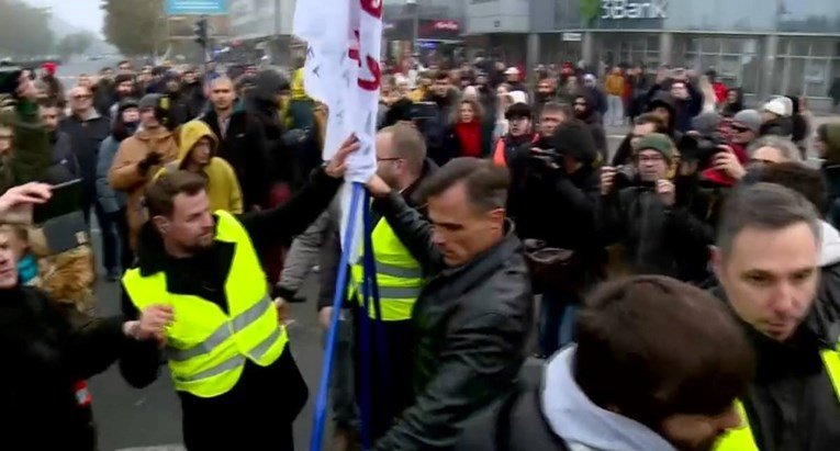 Protest u Novom Sadu: Na ivici incidenta zbog zastave EU