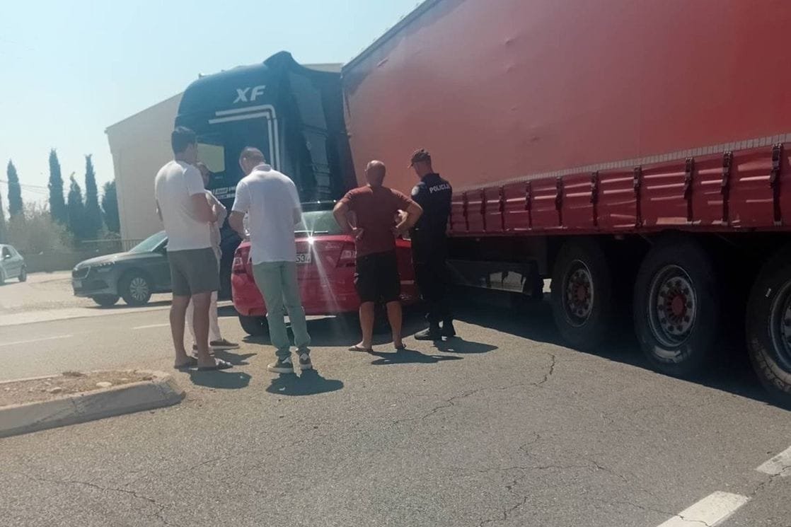 Podgorica: Udes na kružnom toku kod KIPS-a, sudarili se šleper i automobil, nema povrijeđenih