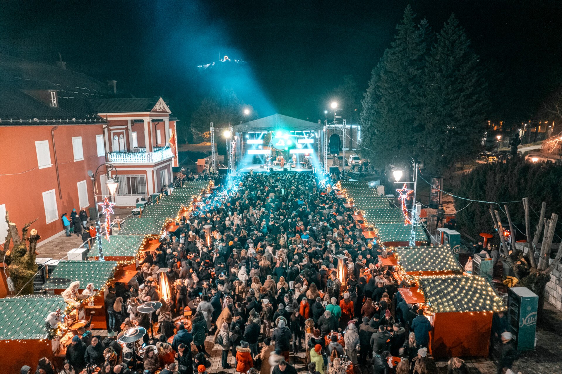 Koncertom Goce Tržan počela Novogodišnja priča u Prijestonici, lijepa atmosfera širila se Dvorskim trgom