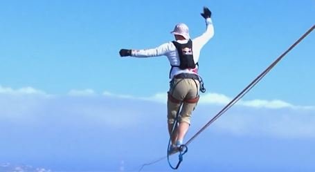 Nevjerovatan podvig atletičara! Na žici prošetao 3,5 km od italijanskog kopna do Sicilije