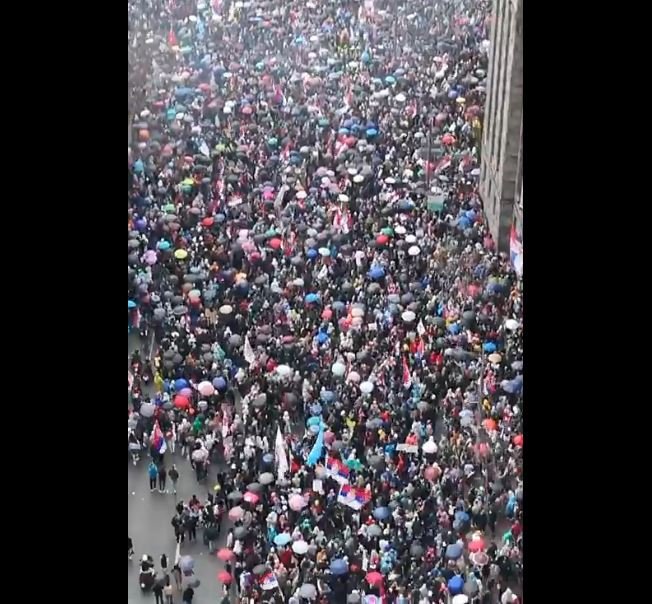 Rojters: Demonstranti preplavili Beograd, jedan od najvećih antivladinih skupova