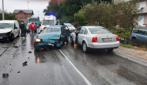 Dvoje povrijeđenih u sudaru automobila