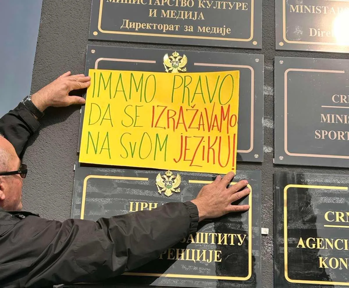 Četvrti protest ispred Direktorata za medije: Imamo pravo da se izražavamo na svom jeziku!