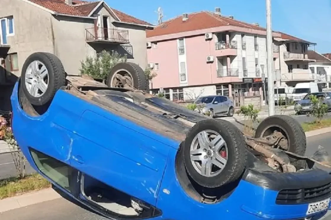 Udes u Podgorici, vozilo završilo na krovu: Dvije osobe transportovane u Urgentni