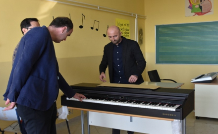 PAM donirao Muzičkoj školi u Tuzima klavinovu