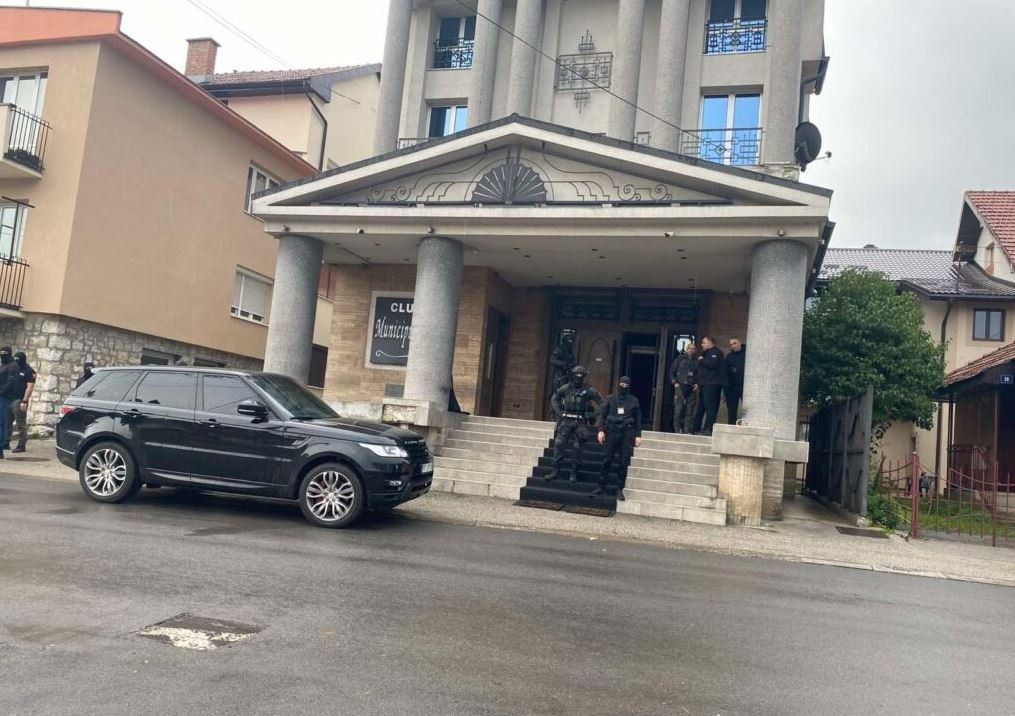 U Pljevljima pretresi na više lokacija, policajci sa fantomkama ispred Municipijuma S