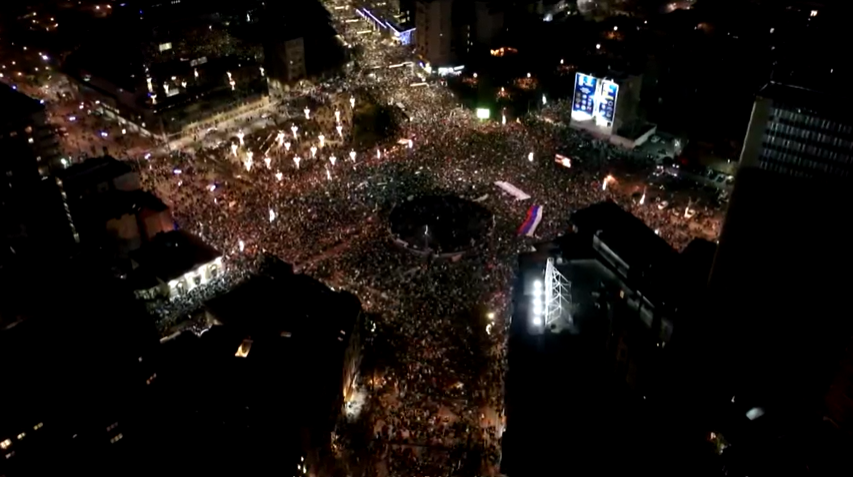 Na jučerašnjem protestu na Slaviji više ljudi nego 5. oktobra