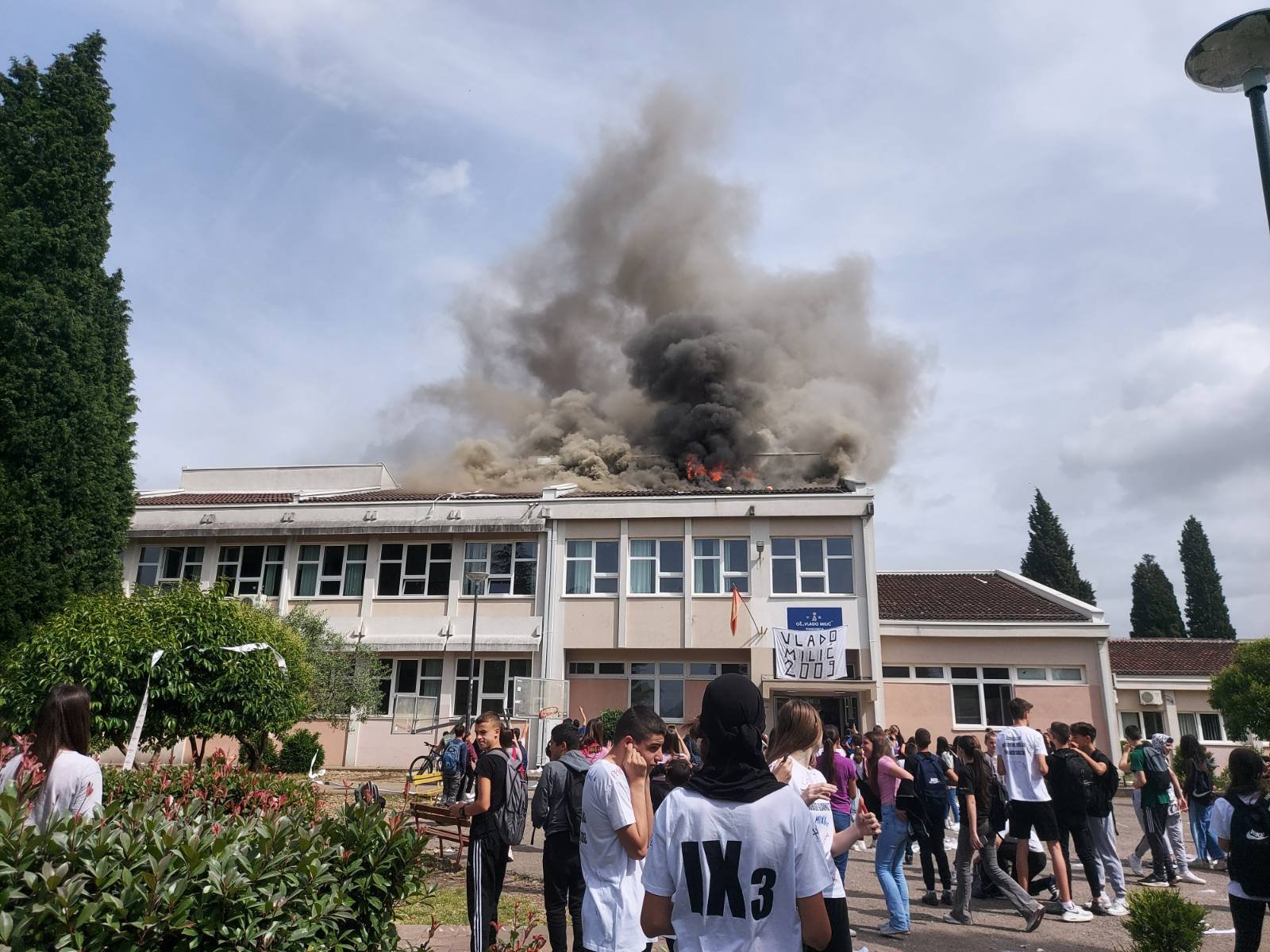 Polumaturanti proslavljali kraj školovanja bakljadom, pa zapalili školu u Donjoj Gorici