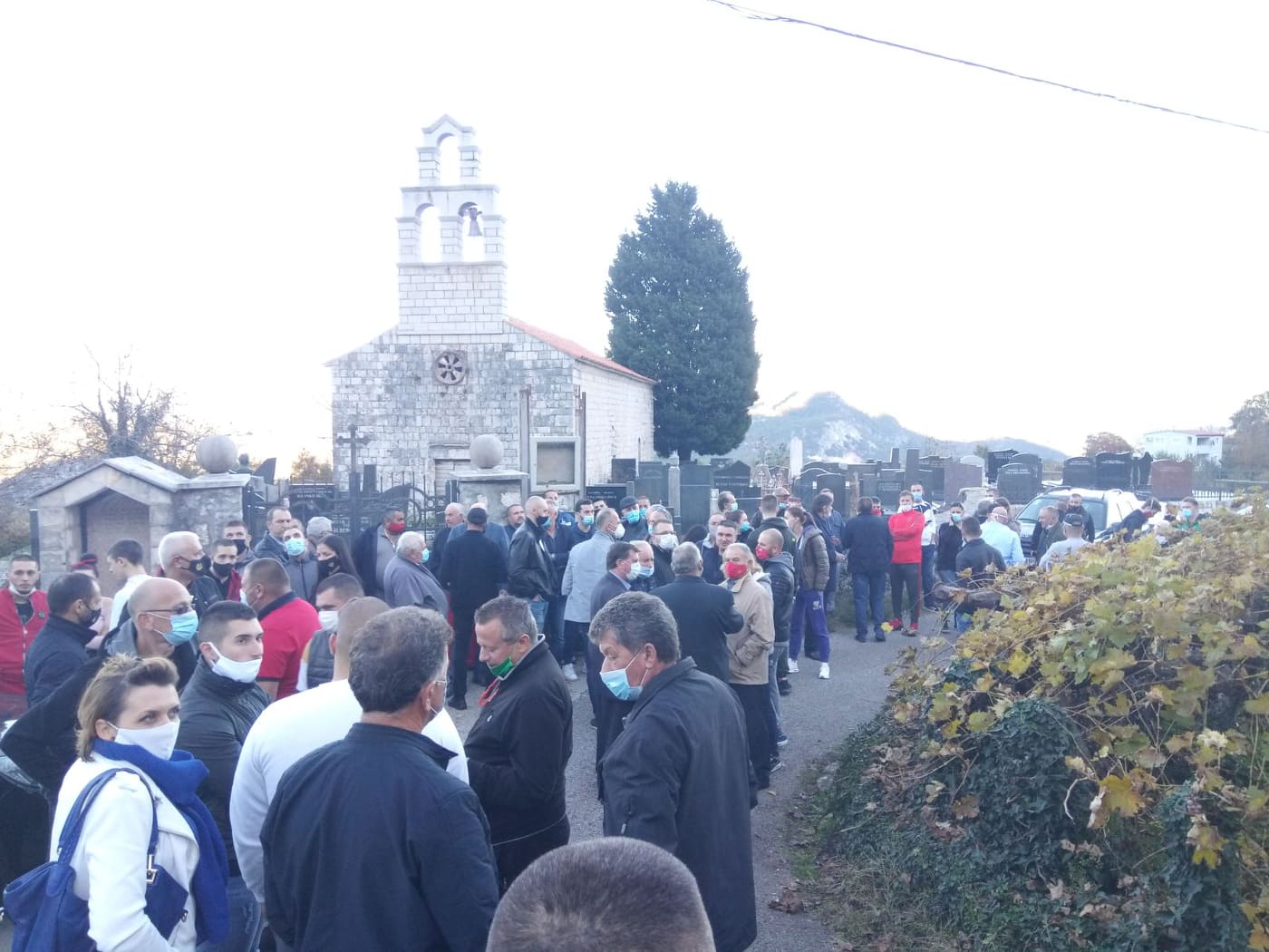 Okupljanje mještana: Kao Crmničani i Crnogorci protestujemo zbog vandalskog, antihrišćanskog i anticivilizacijskog čina