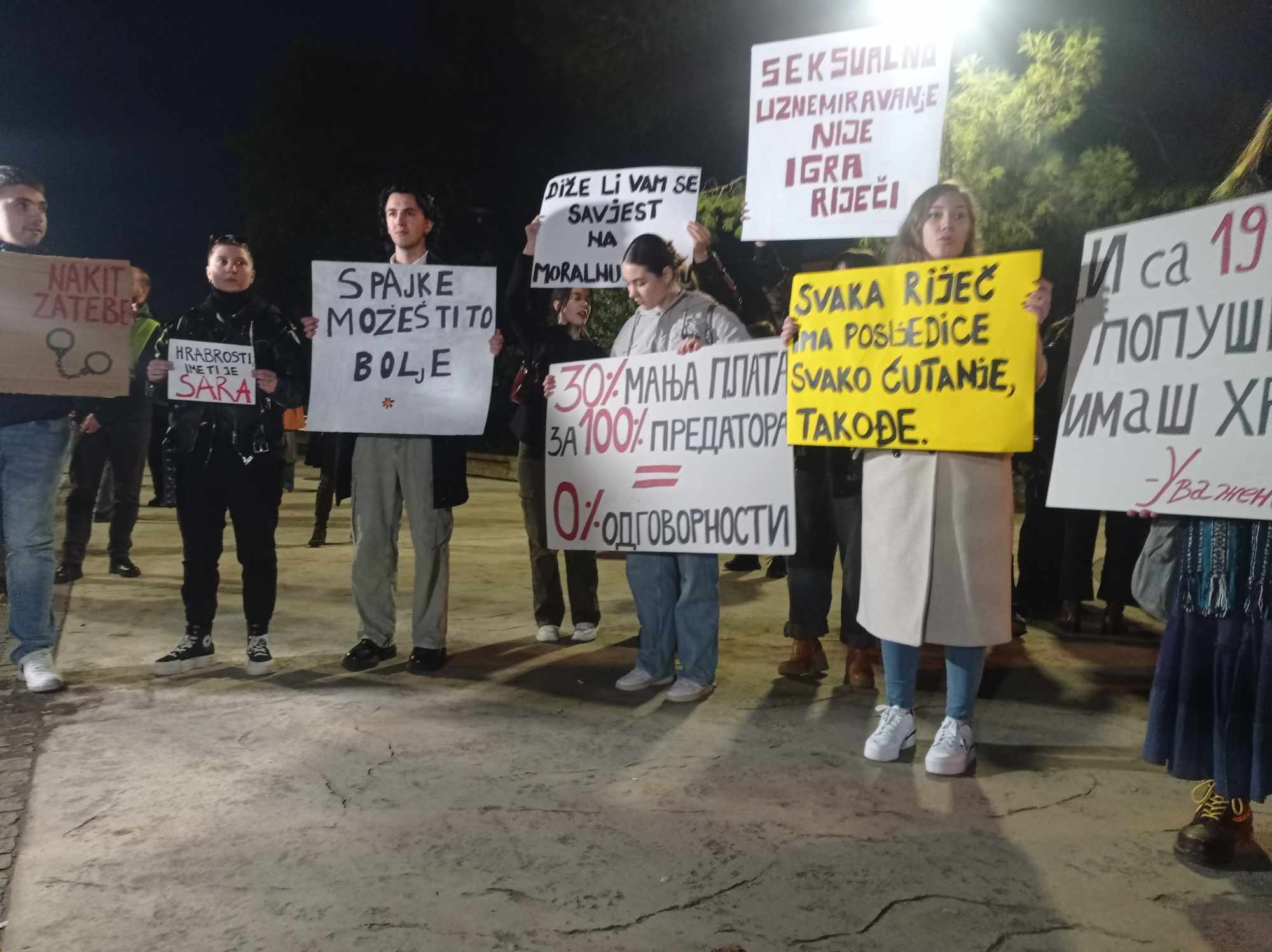 Sa protesta ispred Gimnazije tražili kaznu za Čečovića i zabranu rada, od Vučurović da podnese ostavku