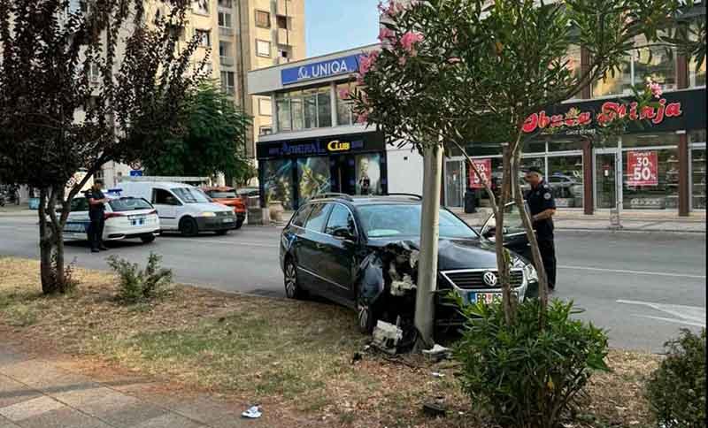 Vozač preminuo nakon udara u stub ulične rasvjete