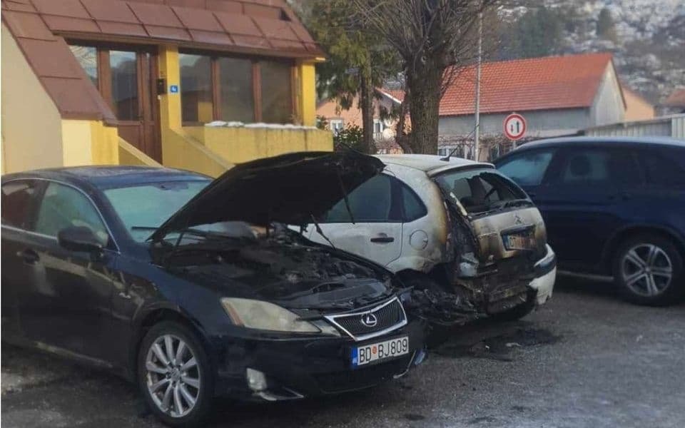 Cetinje: Danilu i Vuku Brajoviću zapaljeni automobili