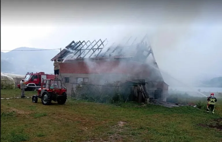 Grom zapalio štalu u Pljevljima: Na području opštine od groma stradala i stoka