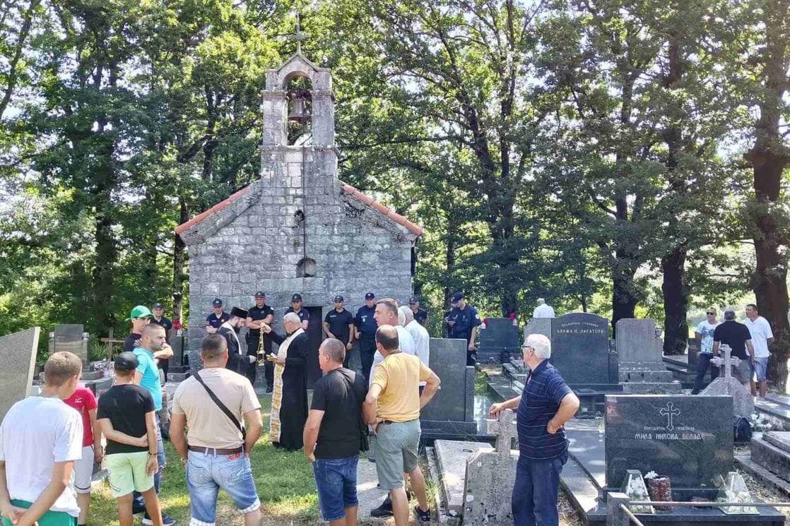 Svještenstvo i vjernici CPC spriječeni da uđu u crkve u Dodošima i na Vrelima