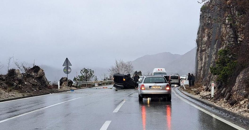 Saobraćajna nezgoda na putu Podgorica - Cetinje: Automobil završio na krovu